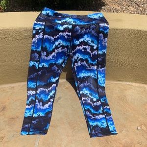 NWOT CVG capri leggings